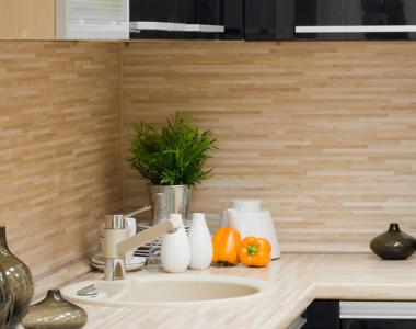 Home ›Design ›Schort ›Hoe je een schort in de keuken installeert zonder de hulp van een professional: een volledige beschrijving van het installatieproces