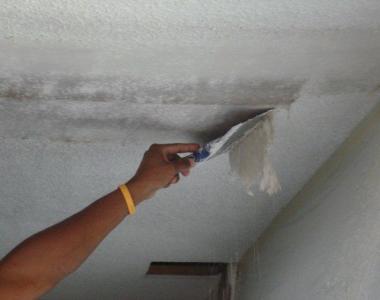 Hoe een plafond op betonvloeren pleisteren: voorbereidende werkzaamheden, bakens plaatsen, mortel mengen, lagen aanbrengen