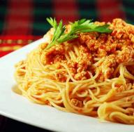 Bolognese sauce with tomato paste at home